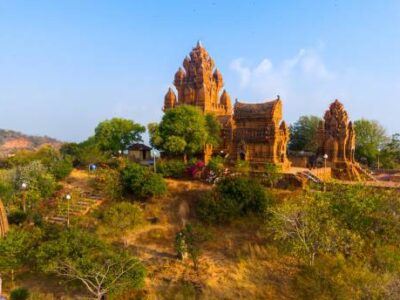 ✅ Tour Ninh Thuận 1 ngày khám phá Hang Rái, tháp Po Klong Garai, vịnh Vĩnh Hy và vườn nho xanh mát.