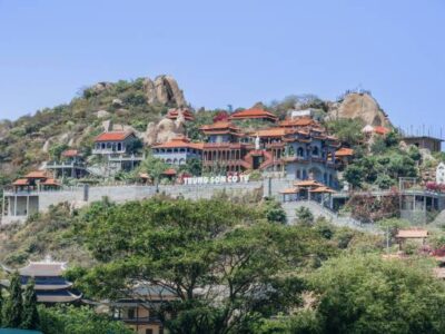 ✅ Tour Ninh Thuận 1 ngày khám phá Hang Rái, tháp Po Klong Garai, vịnh Vĩnh Hy và vườn nho xanh mát.