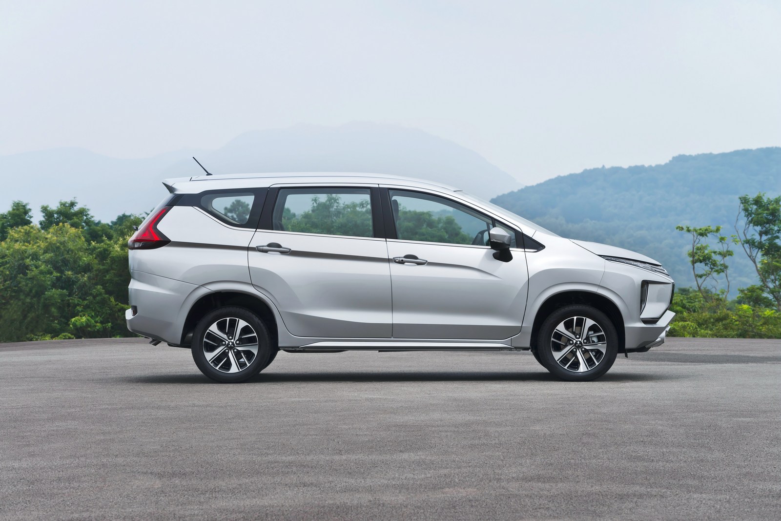 Xe taxi Star 7 chỗ đời mới phục vụ tuyến sân bay Cam Ranh đi Mũi Né